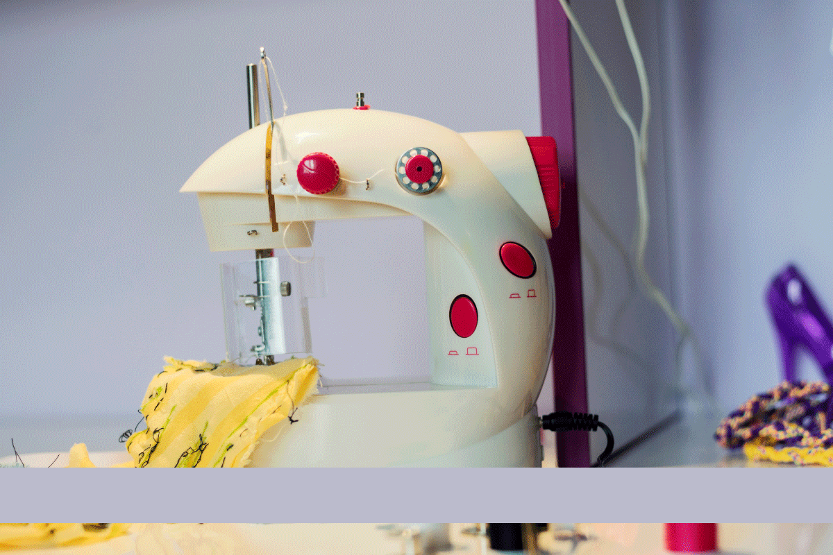 how to put thread in mini sewing machine